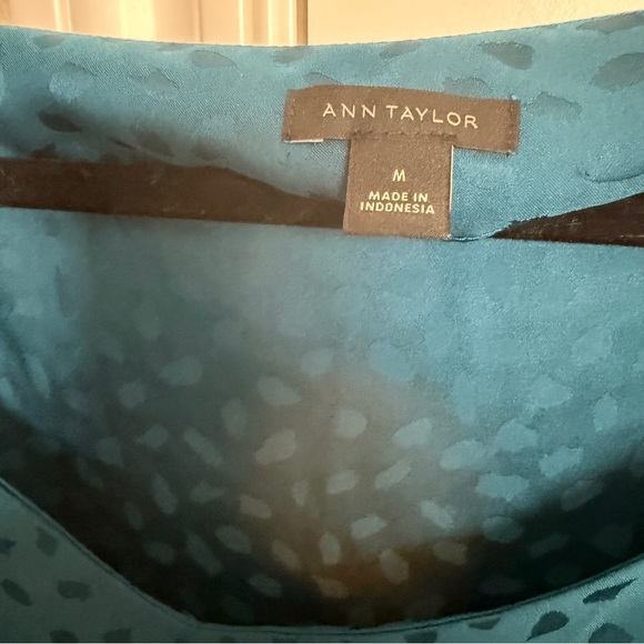 Ann Taylor Blue Teal Blouse with Subtle Pattern Size M - Picture 2 of 4
